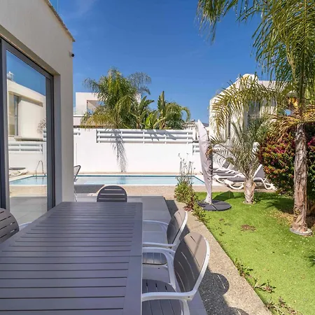 Phaedrus Living: Luxury Seaview Panorama