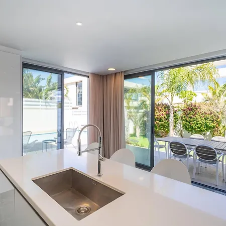 Phaedrus Living: Luxury Seaview Panorama