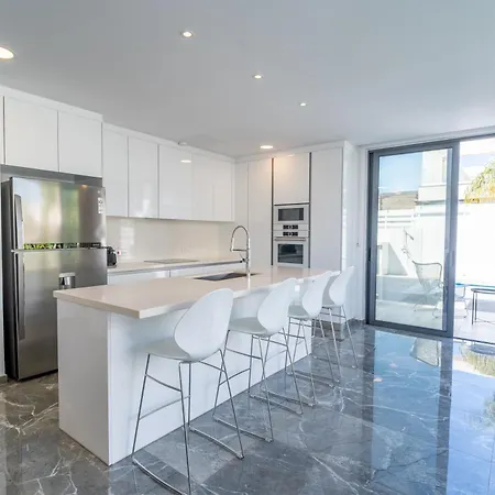 Phaedrus Living: Luxury Seaview Panorama